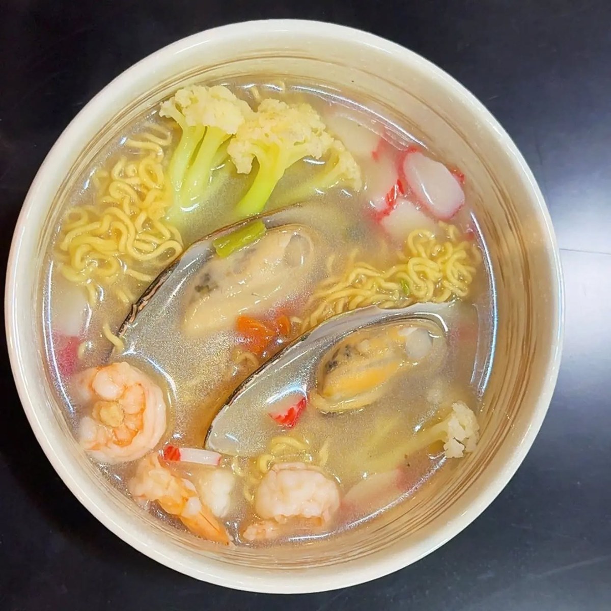 Zuppa di noodles con frutti di mare servita in ciotola
